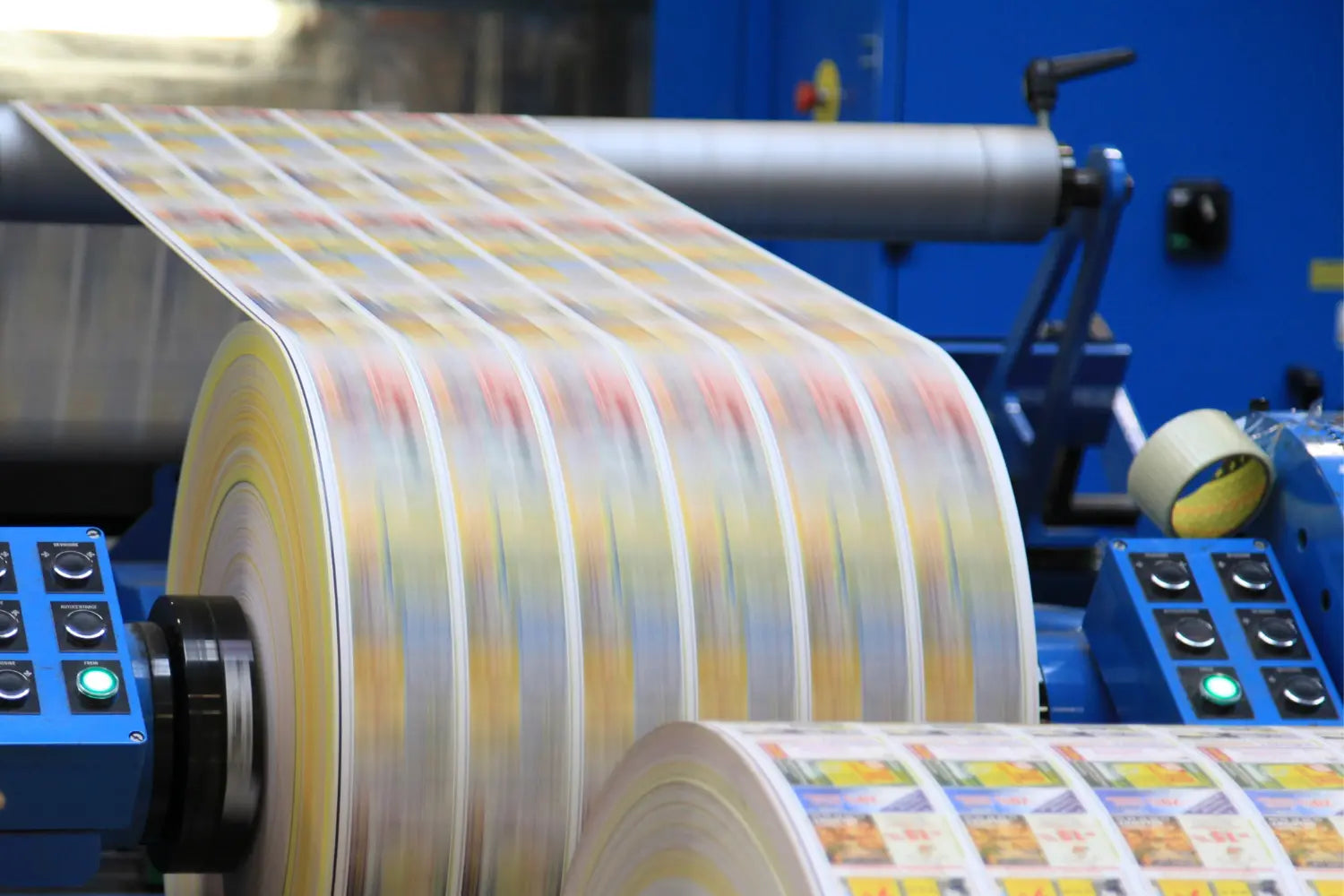 Pôle impression flexographique de La Bobine Française. Impression haute qualité sur bobines publicitaires, garantissant une durabilité optimale pour les rouleaux thermiques et packaging.