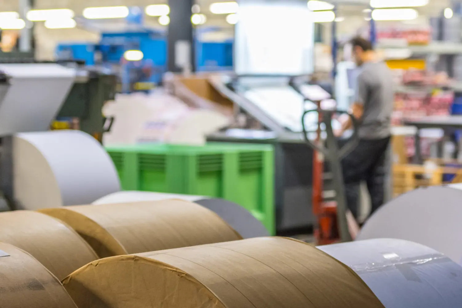 Pôle impression offset de La Bobine Française. Bobines de papier certifiées FSC et PEFC en cours de production, garantissant une impression nette et durable. Idéal pour les tickets de caisse et les solutions d’impression respectueuses de l’environnement.