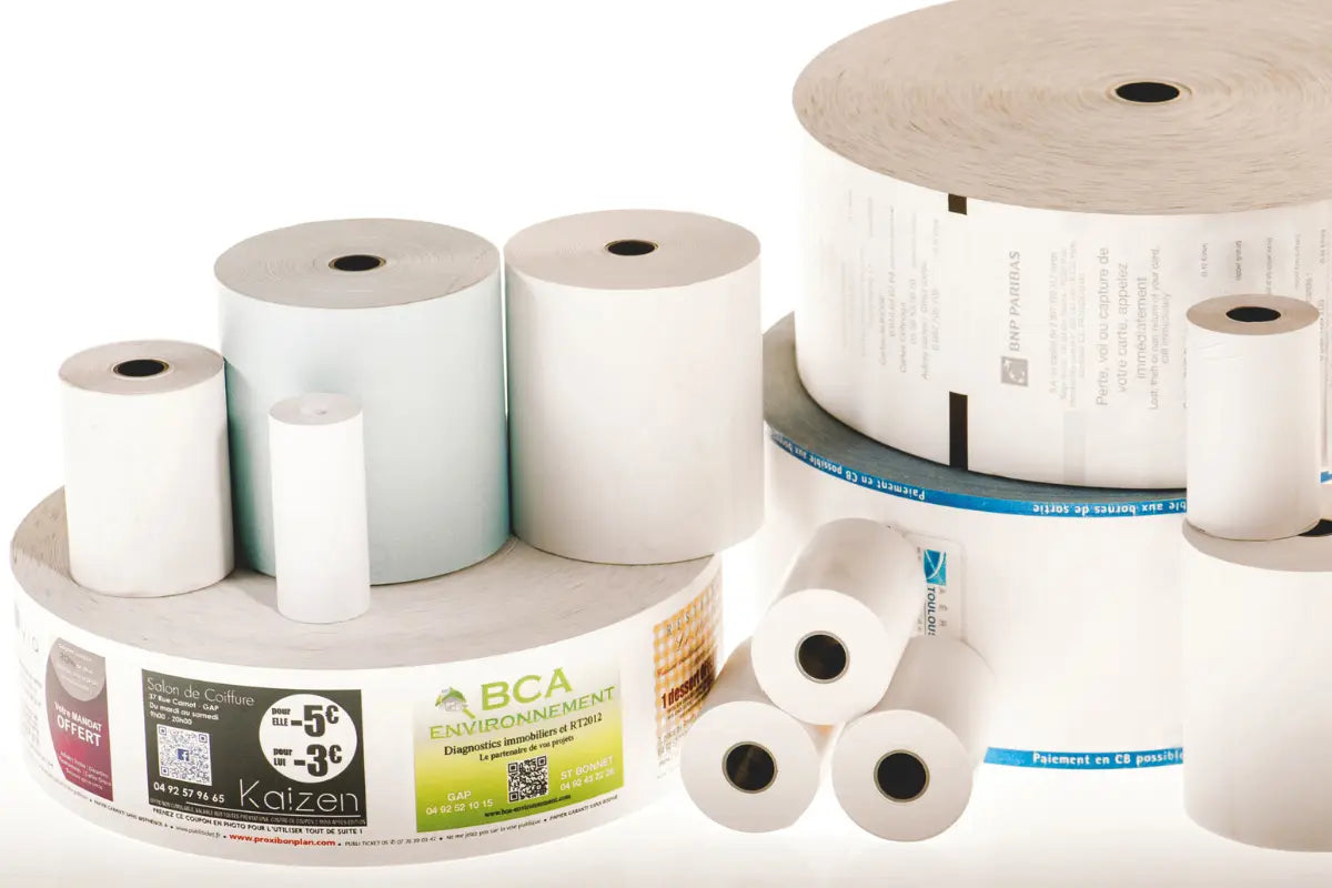 Bobines de papier thermique sur mesure et disponibles dans toutes les dimensions, fabriquées par La Bobine Française. Rouleaux personnalisables pour tickets de caisse, TPE et impression adaptée aux besoins des commerçants.